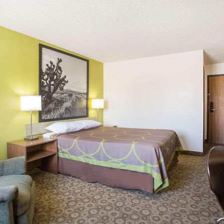 Super 8 by Wyndham Kingman Hotel Bagian luar foto