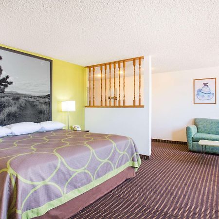 Super 8 by Wyndham Kingman Hotel Bagian luar foto