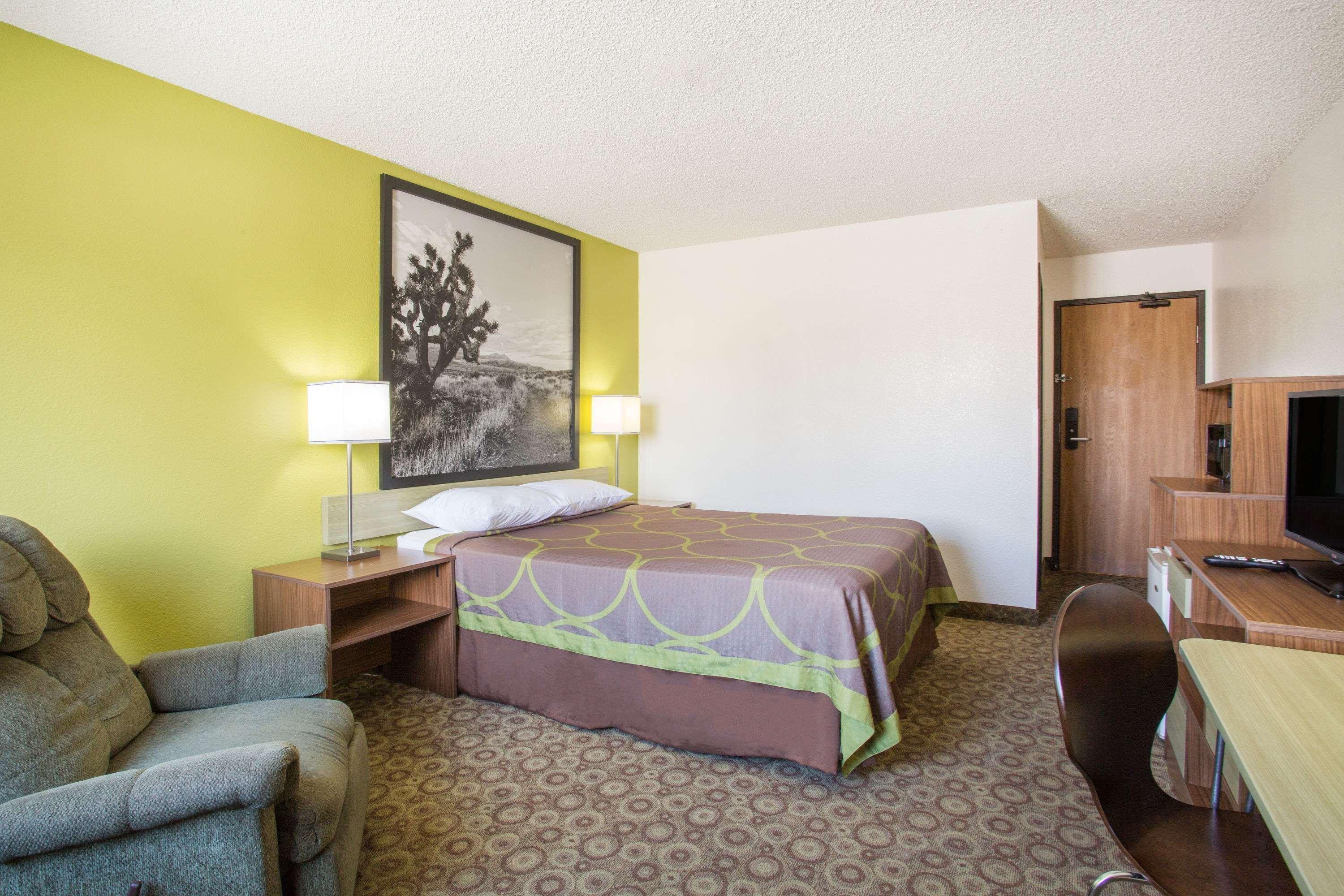 Super 8 by Wyndham Kingman Hotel Bagian luar foto
