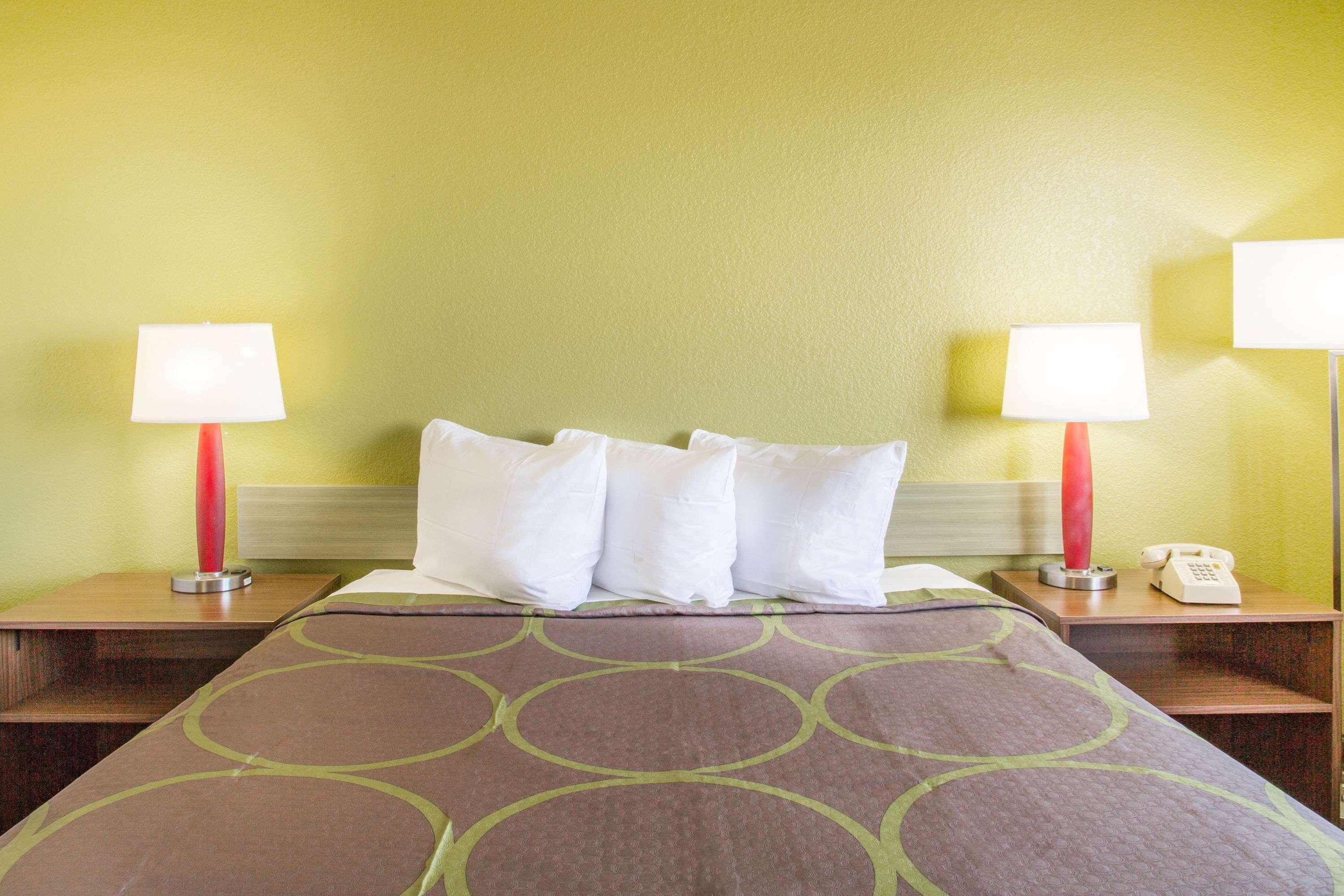 Super 8 by Wyndham Kingman Hotel Bagian luar foto