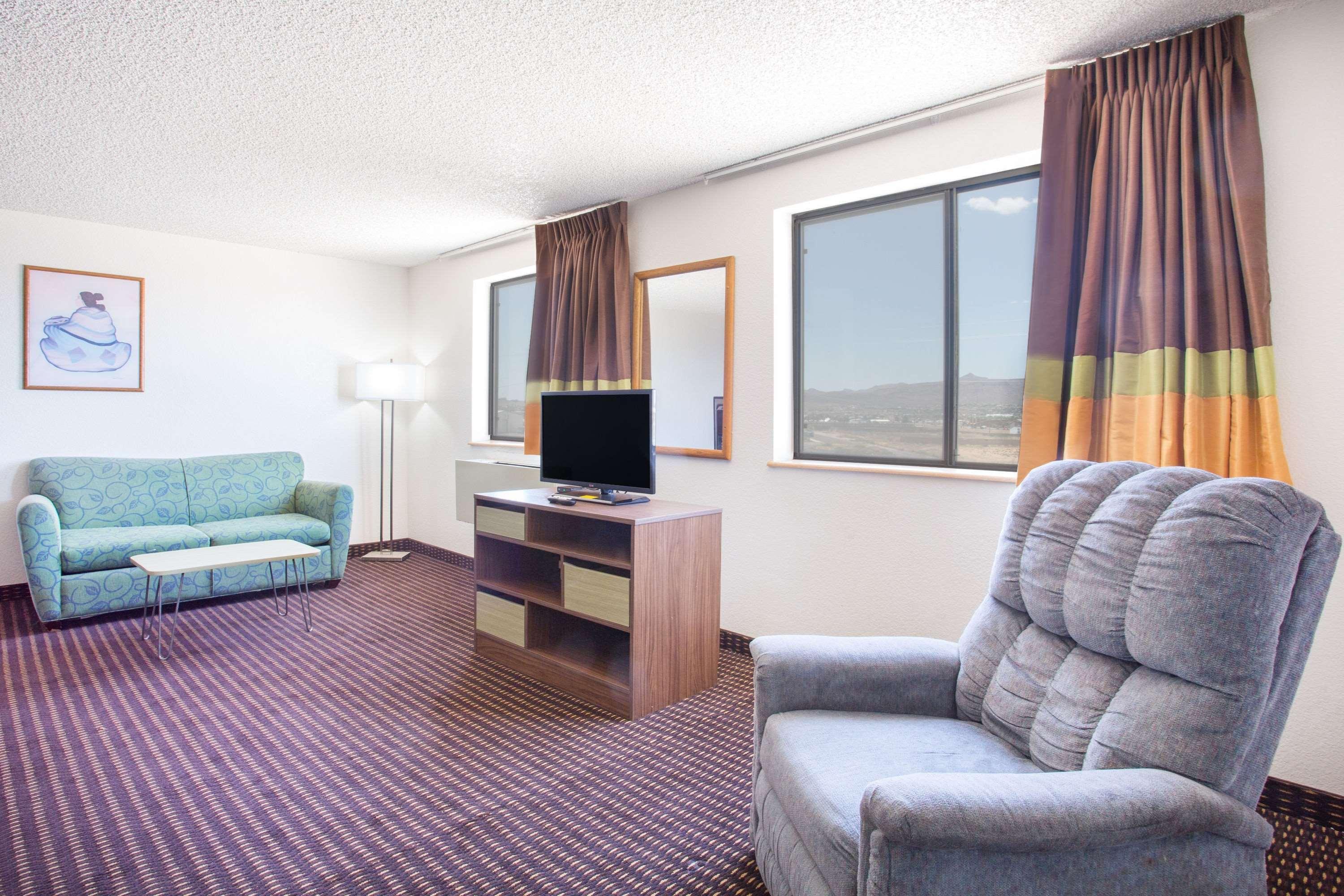 Super 8 by Wyndham Kingman Hotel Bagian luar foto