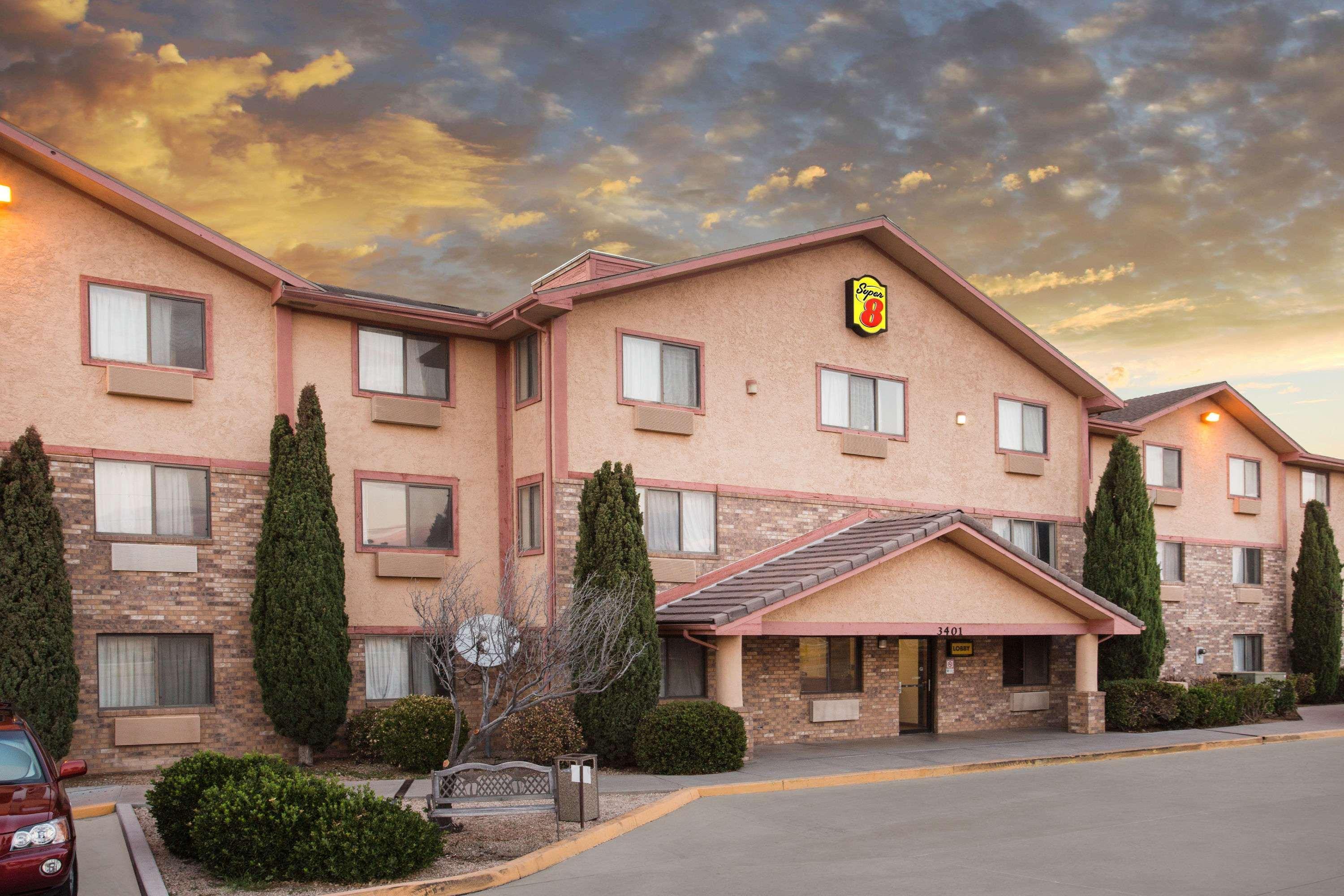 Super 8 by Wyndham Kingman Hotel Bagian luar foto