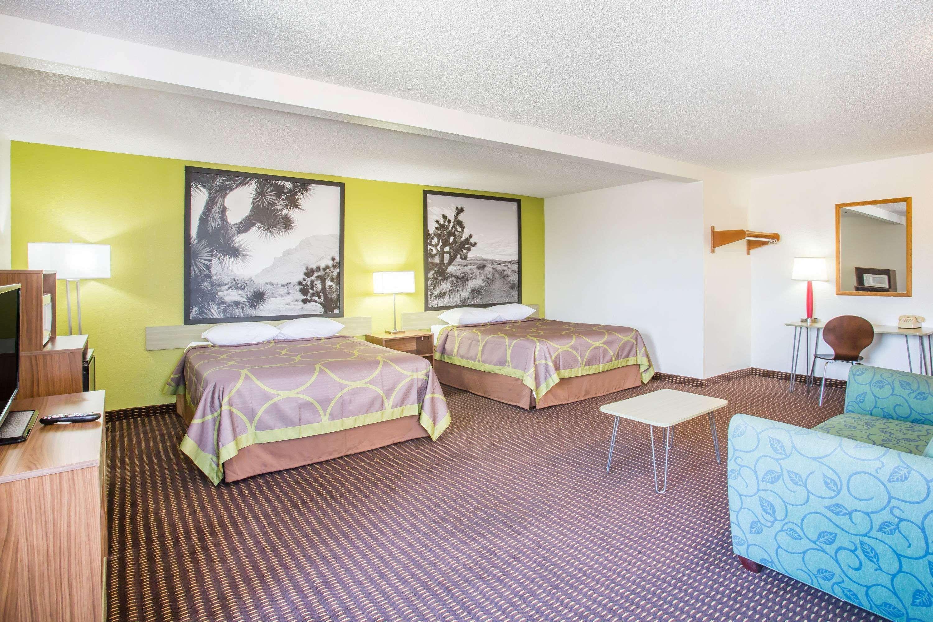 Super 8 by Wyndham Kingman Hotel Bagian luar foto