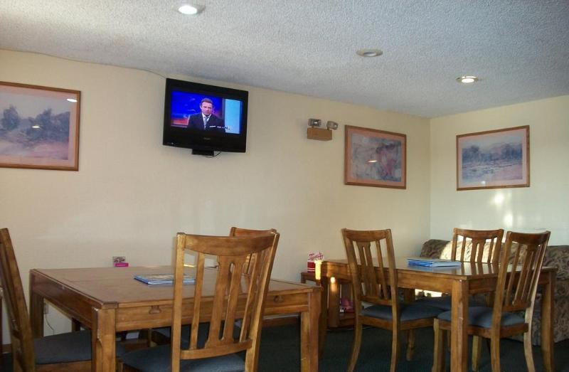 Super 8 by Wyndham Kingman Hotel Bagian luar foto