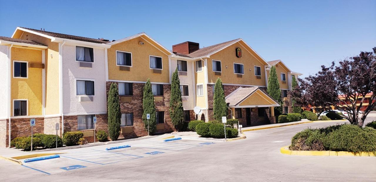 Super 8 by Wyndham Kingman Hotel Bagian luar foto