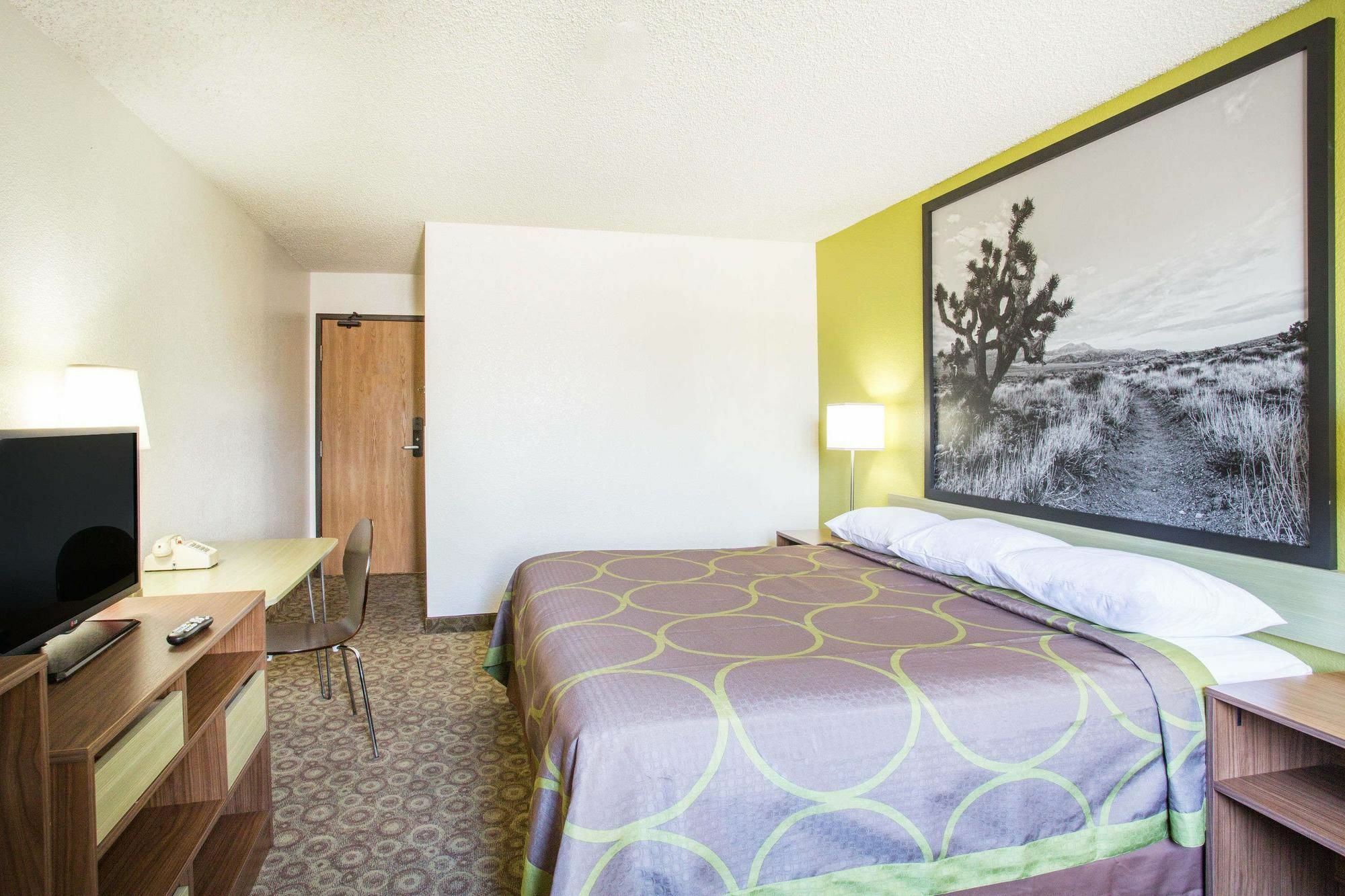 Super 8 by Wyndham Kingman Hotel Bagian luar foto